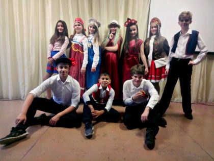 Участники фестиваля в национальных костюмах