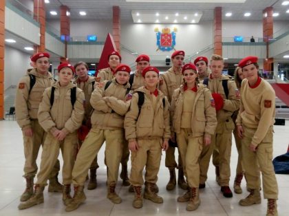 Представители школьного юнармейского отряда