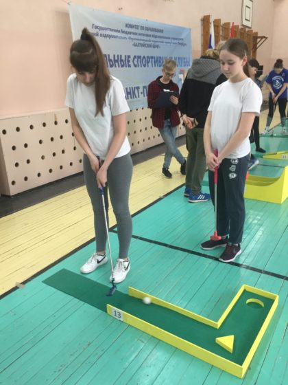 Участники соревнований по мини-гольфу